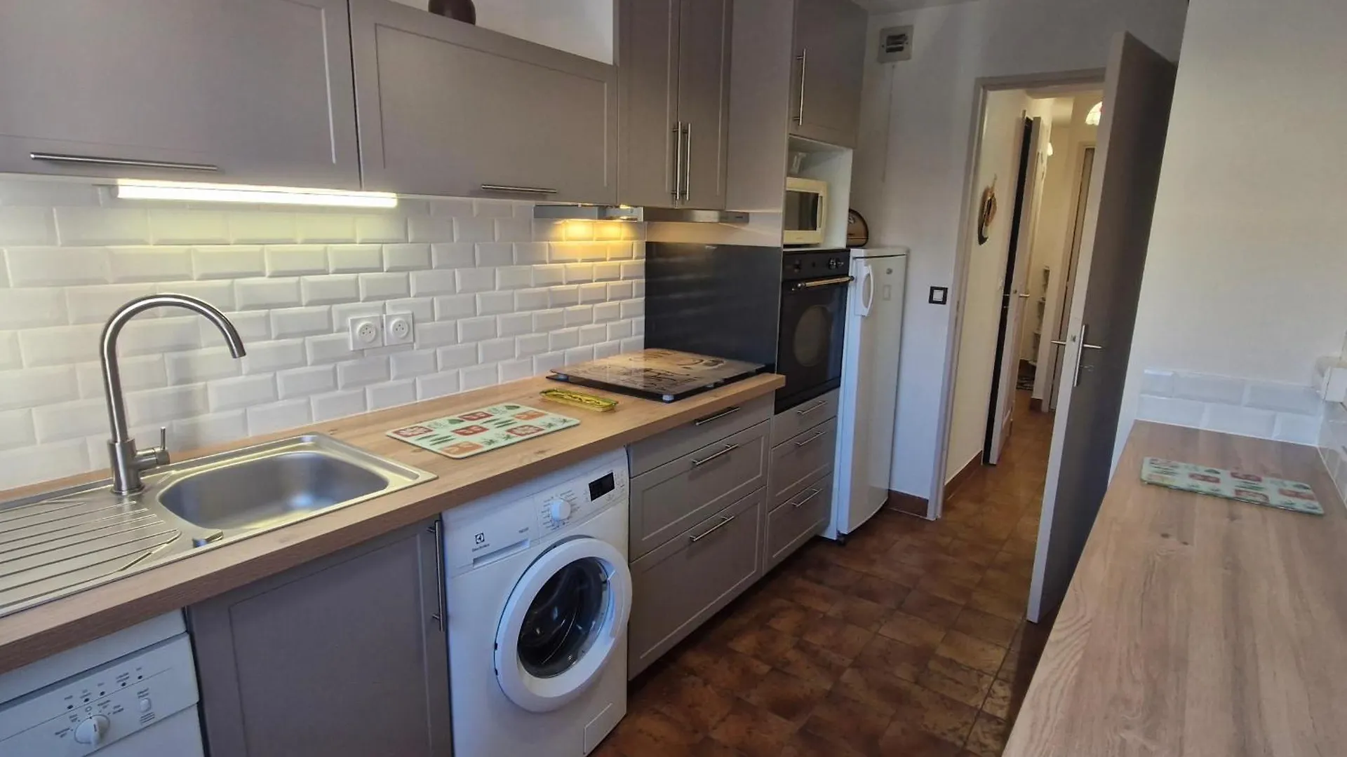Sainte-Maxime : Appartement Moderne Pour 4 Personnes - Fr-1-780-86 Apartment